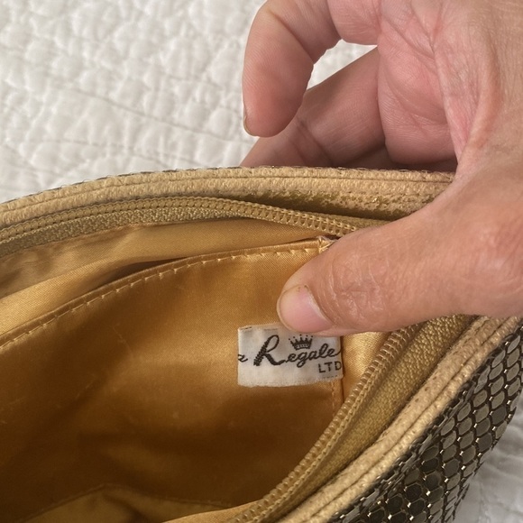 La Regale LTD gold mesh evening clutch - Picture 6 of 8